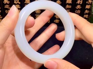 顶级和田玉手镯值几个w