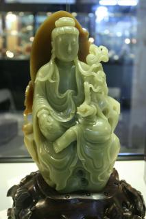 和田玉是广受欢迎的玉石,种类繁多,包括白玉,青玉,黄玉,黑玉和碧玉等