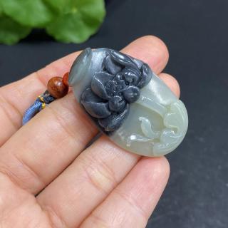 新疆和田玉青花籽料莲花吊坠