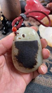 新疆和田玉把件白肉黑皮有爱的联系